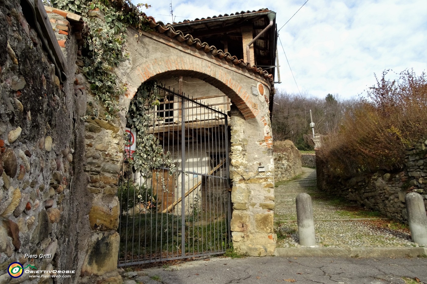 11 Stradetta acciottolata-gradinata di salita al Santuario di Sombreno.JPG